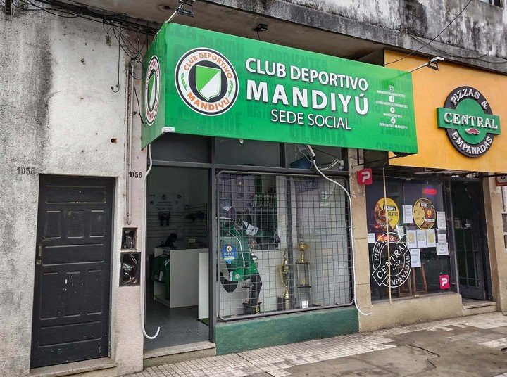 La céntrica y modesta sede social de Mandiyú en el corazón de Corrientes.