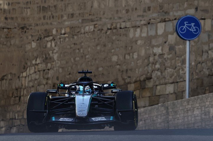 George Russell fue el más rápido en el Circuito Callejero de Bakú. (REUTERS)