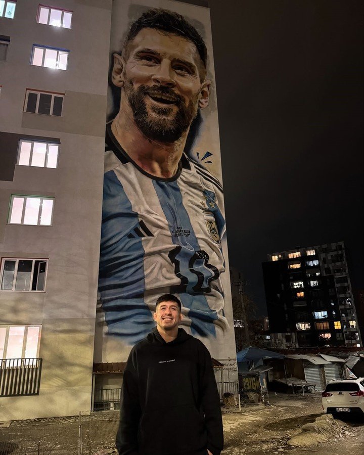 En una visita por Albania, Destribats posó con un mural de Messi. Foto: @agustindestribats.