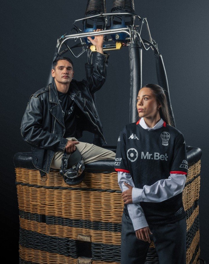 La presentación de la nueva camiseta de Huracán, la tercera alternativa.
