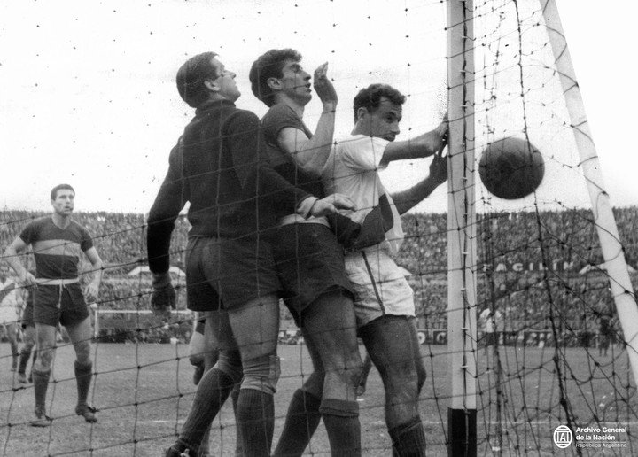Un River-Boca de 1961 que tuvo diez extranjeros en cancha.