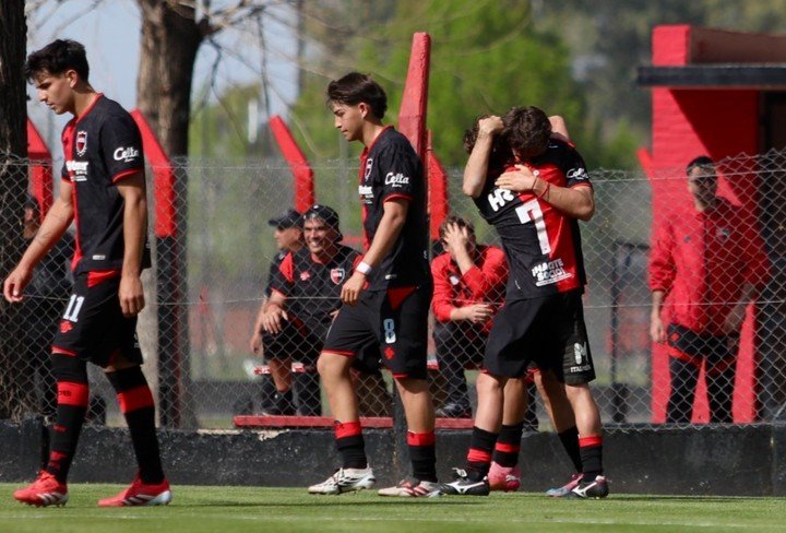 El festejo de los chicos leprosos. (@newellsjuvenil)