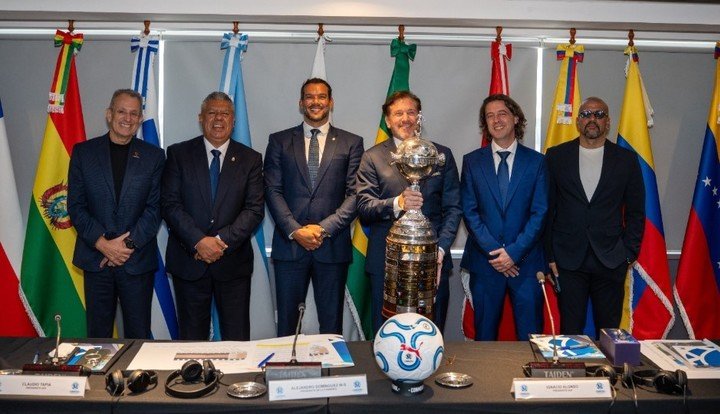 Tapia, Domínguez y Verón en una reunión protocolar de Conmebol. (Foto: Conmebol)