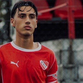 El marcador central de 15 años y 1,86 metros que sobresale en las Inferiores de Independiente: Renzo Gonella