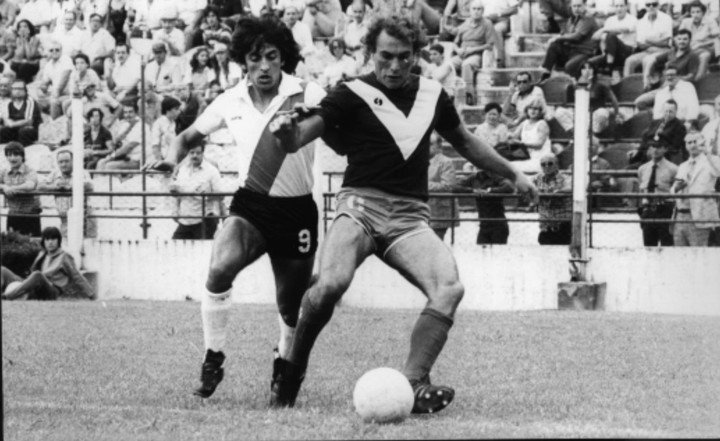 Marcando a Ramón Díaz, en un Vélez-River de los 80.