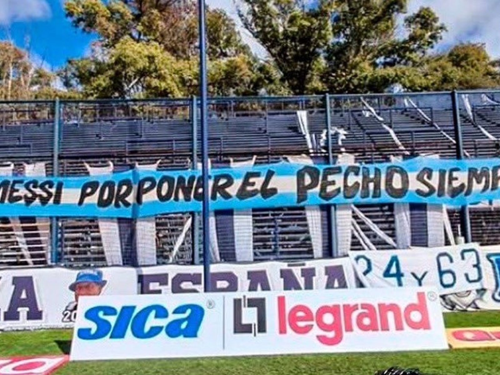 La bandera de Gimnasia para Messi con una gastada a Estudiantes :: Olé