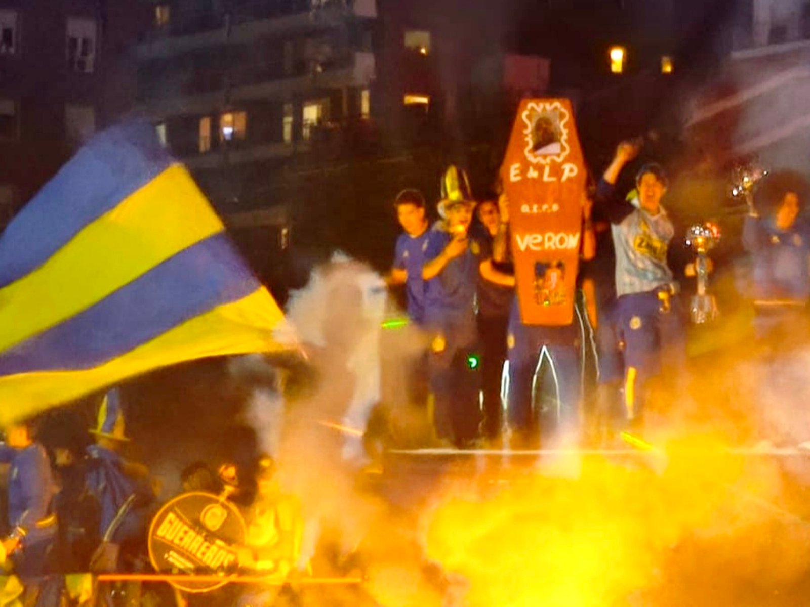 La gran fiesta de Central con un ataúd con foto y apellido Verón :: Olé