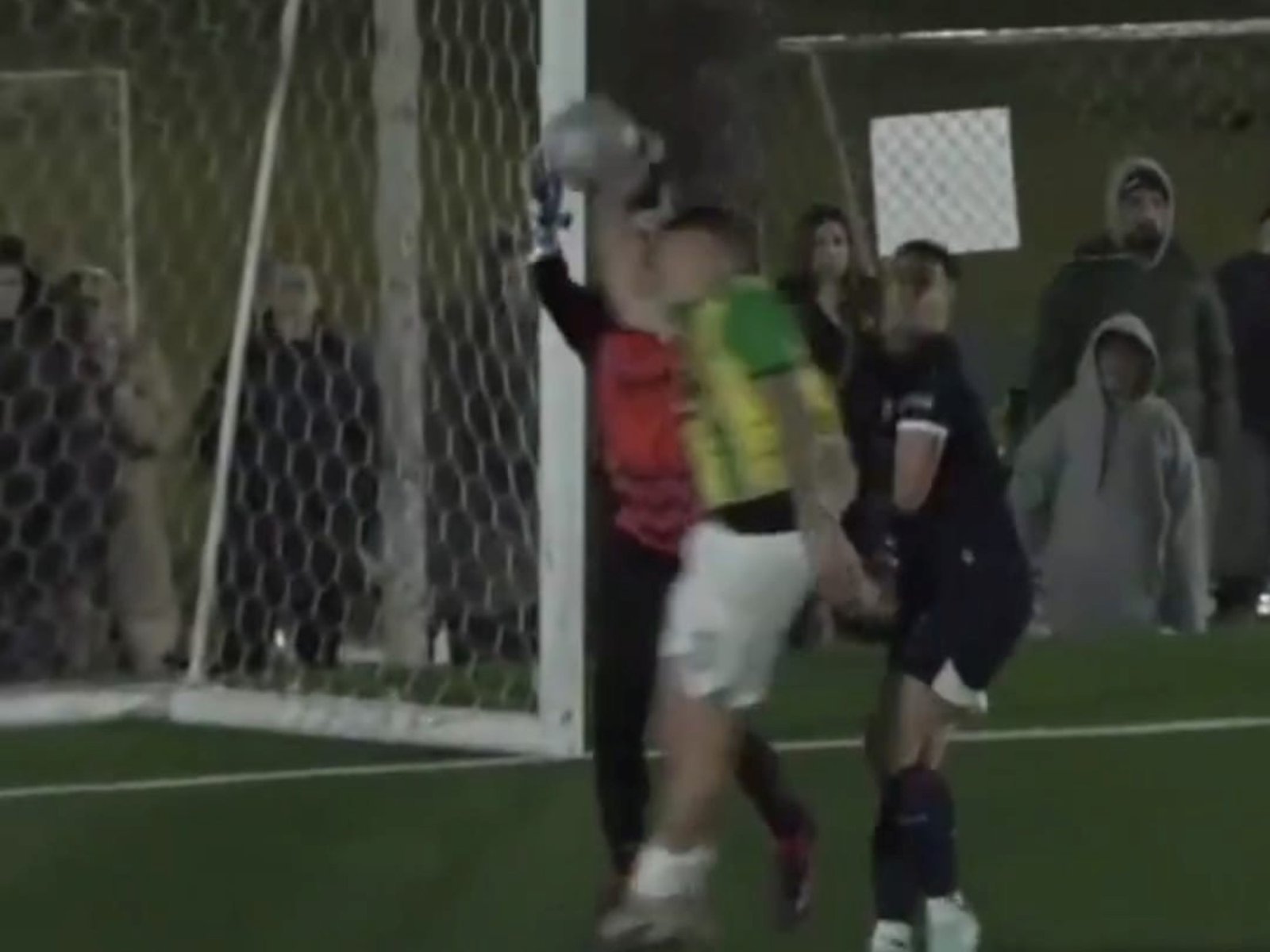 La mano de Dios en el Ascenso: el curioso gol de Uribelarrea para empatar el partido en la última jugada :: Olé