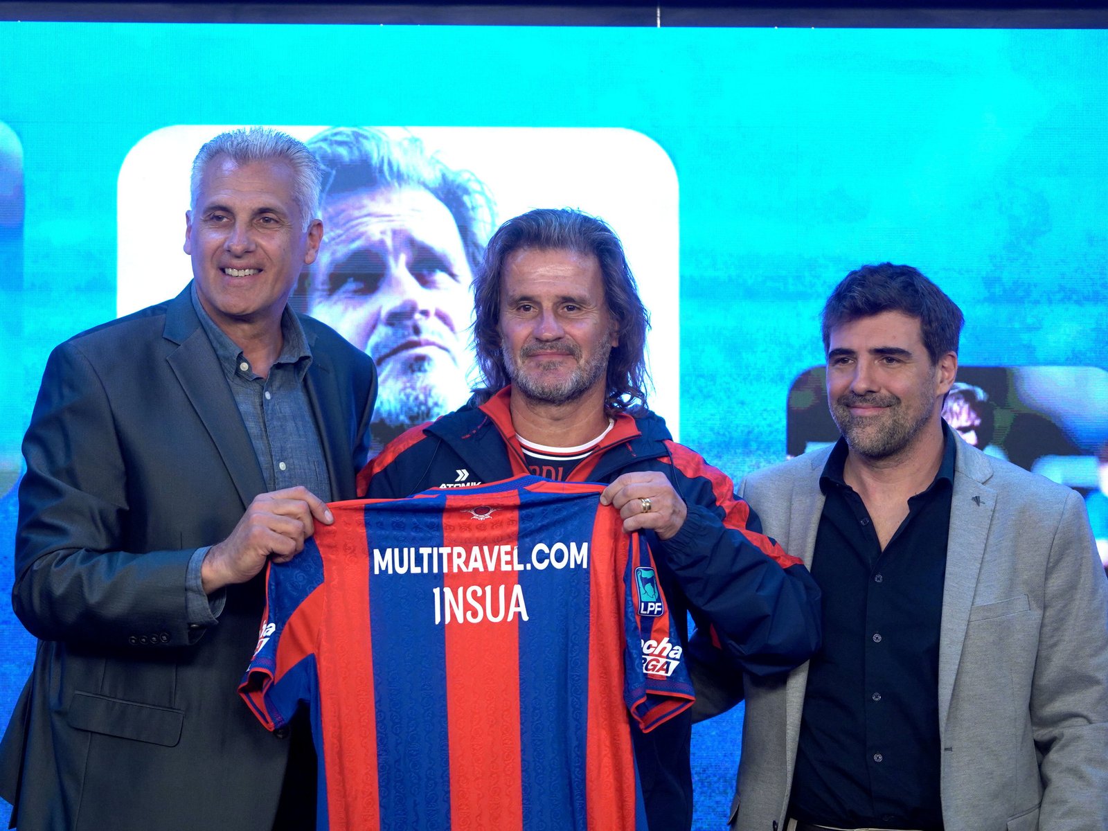 La presentación de Insua en San Lorenzo: "quedan ocho finales", el aviso al plantel y su diferencia con Gorosito :: Olé