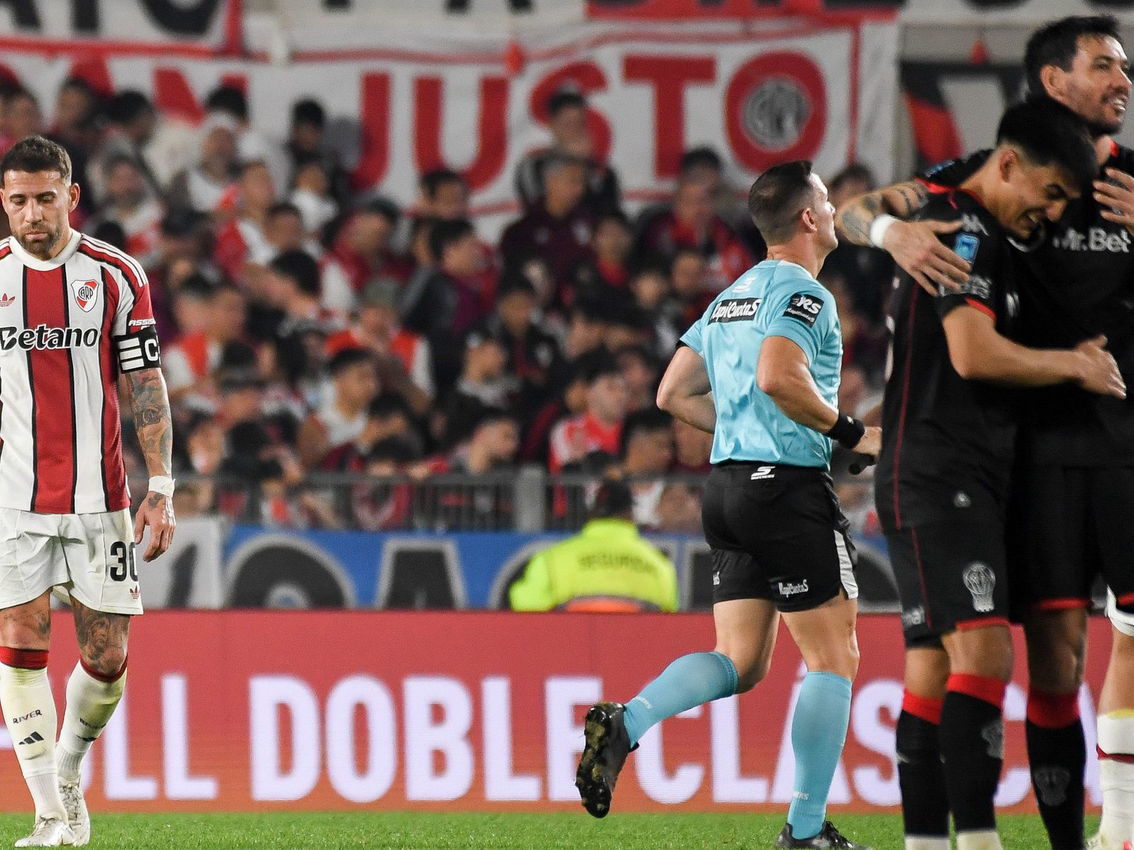 Las gastadas de Huracán a River: “No me la container” y el chiste con Morena Beltrán :: Olé