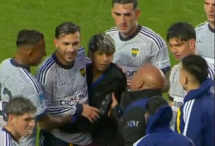 El momento en que Leandro Paredes es sorprendido por un hincha en el Nuevo Gasómetro.