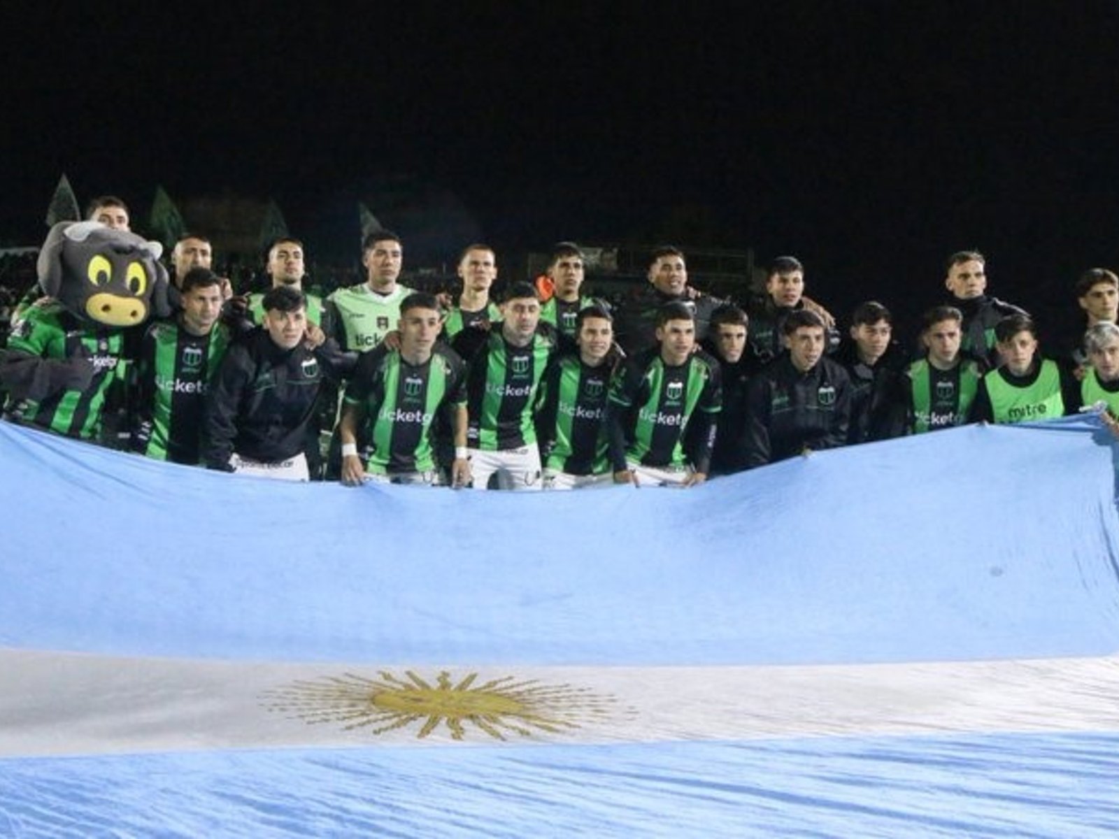 Los dolores de cabeza en Nueva Chicago: el impactante parte médico con 11 futbolistas afectados :: Olé