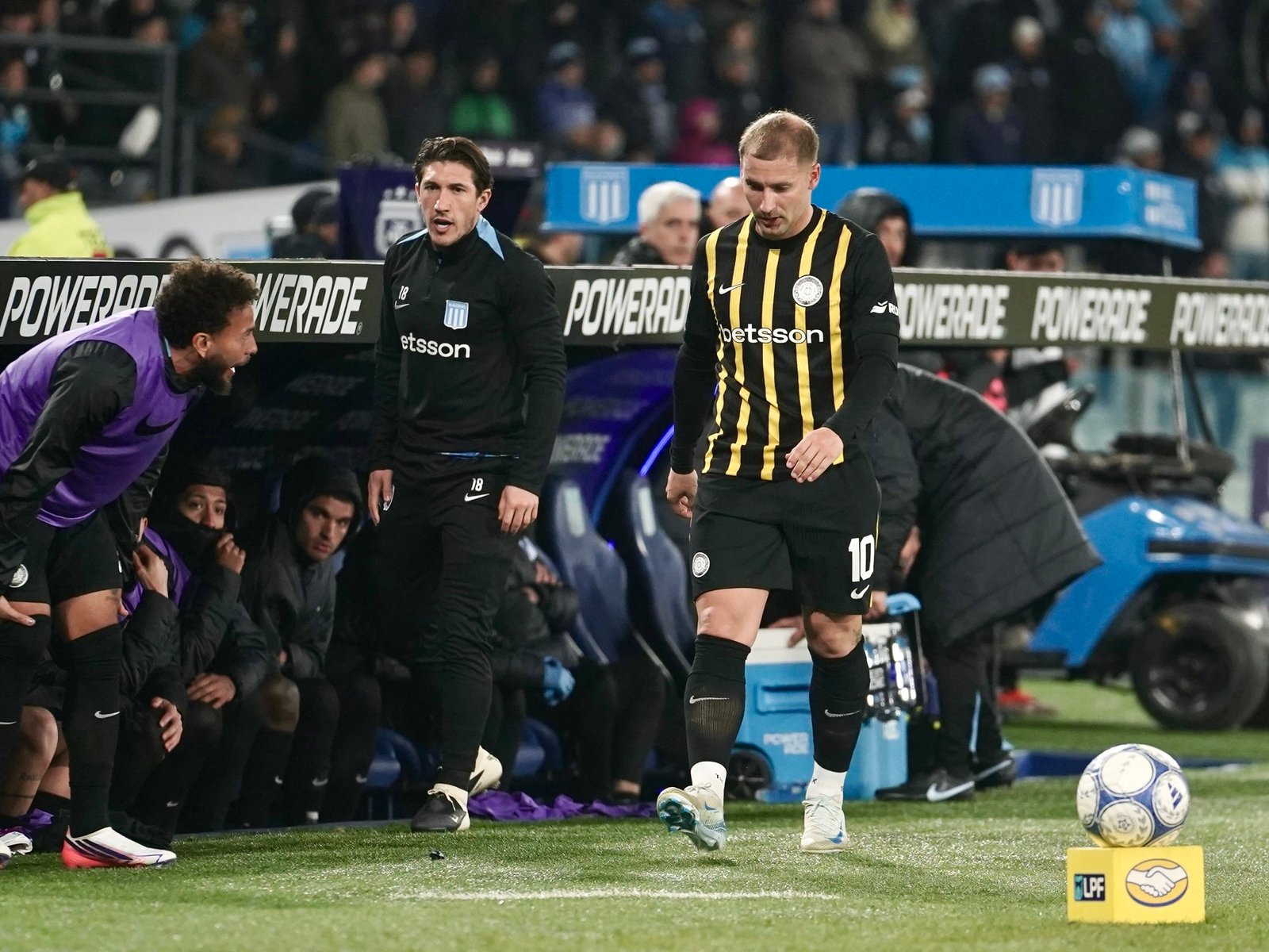 Los dos sorpresivos cambios de Vojvoda a la media hora de juego de Racing vs. A. Tucumán :: Olé