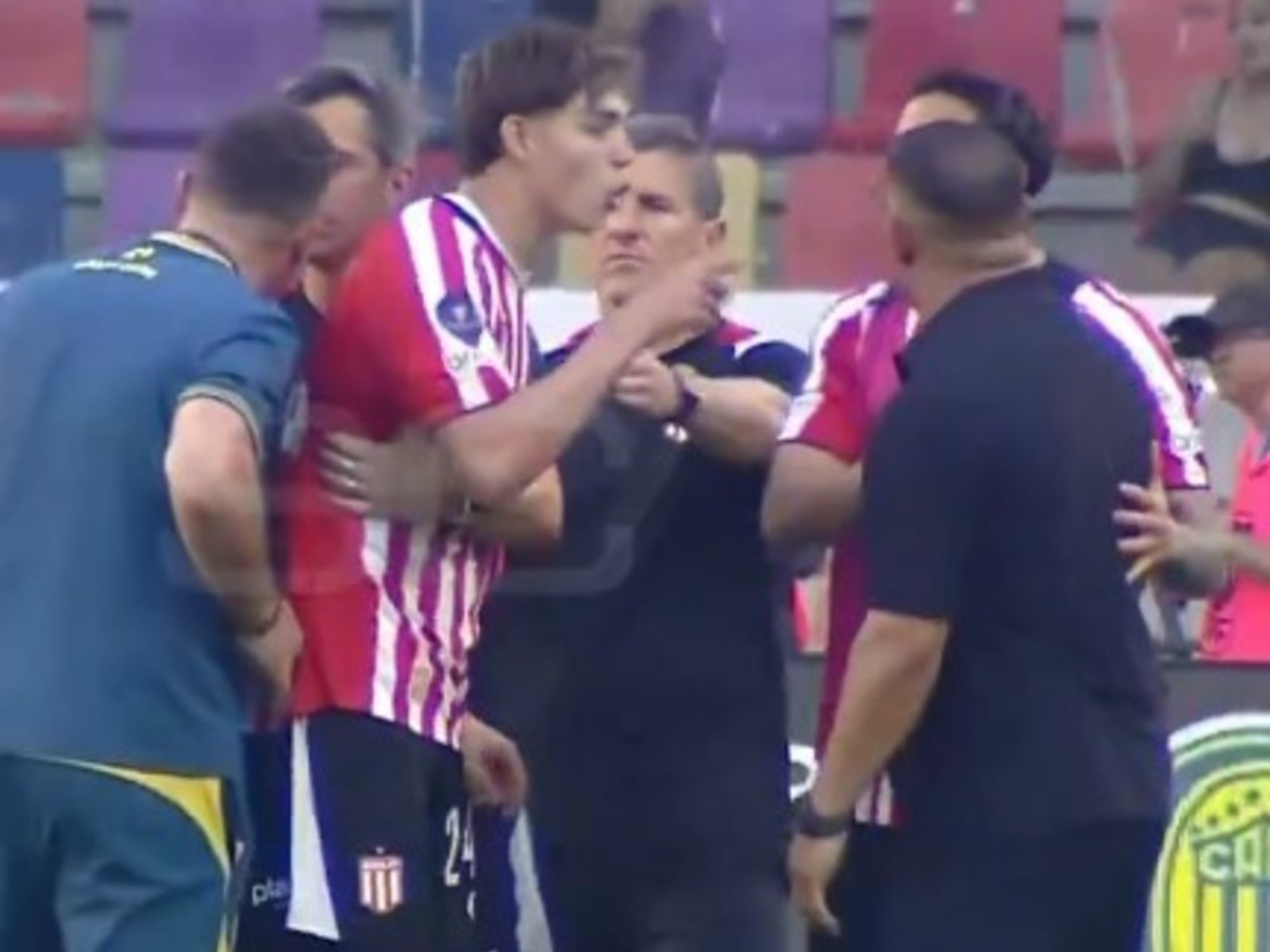 Los minutos de furia de Tomás Palacios: reclamó penal, lo encaró a Almirón y se agarró a trompadas :: Olé
