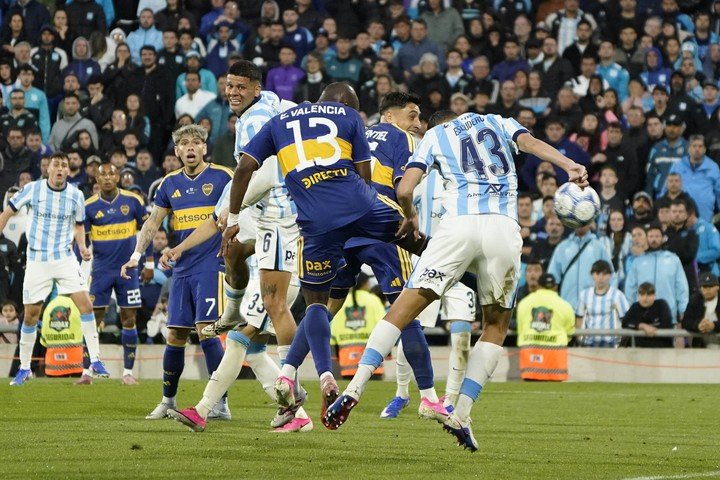 Paga Rojo y Valencia cabecea por delante de Escudero para el 2-2 (Foto: Fernando de la Orden).