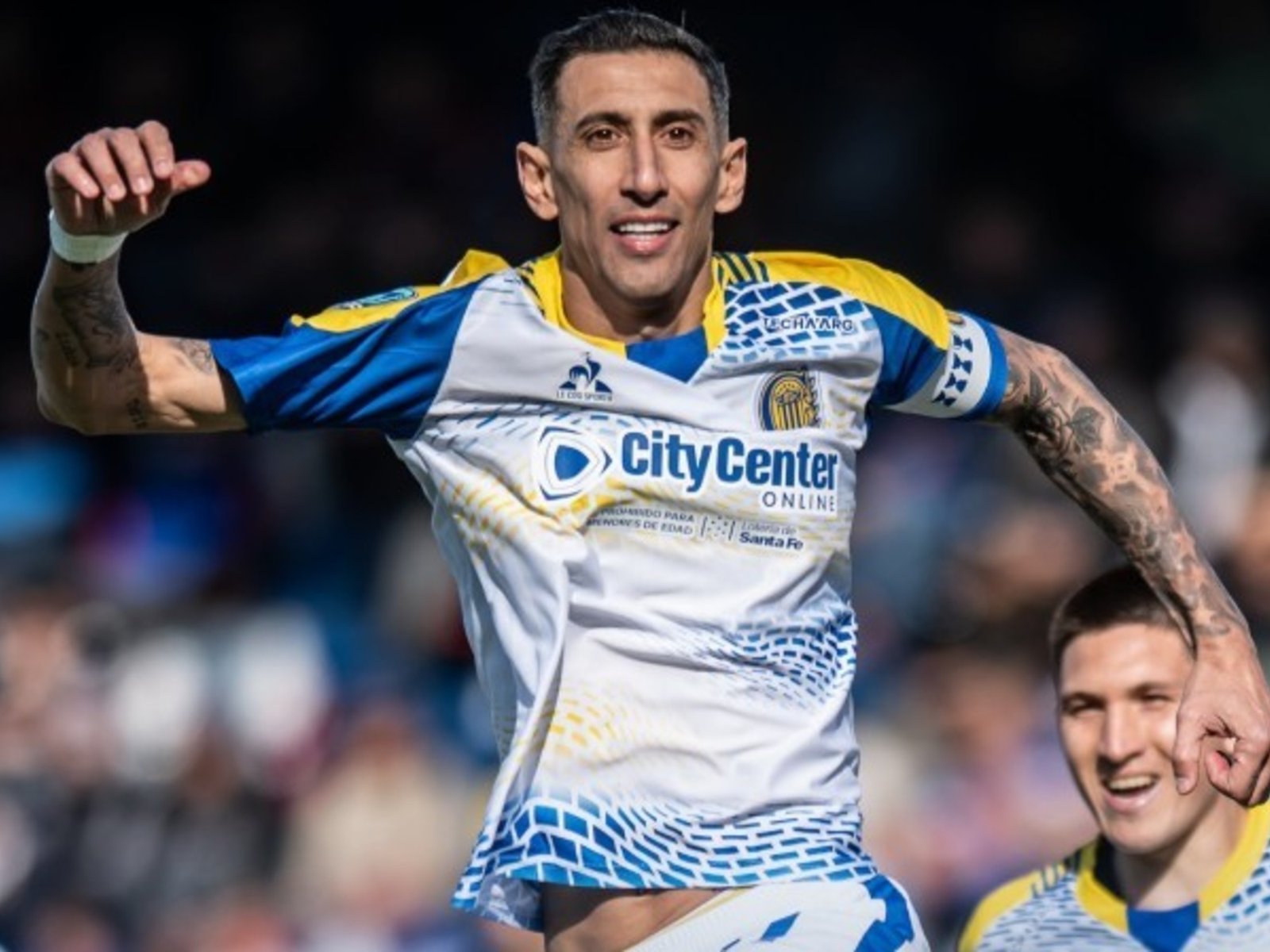 Merlos cobró un polémico penal en favor de Central y Di María lo intercambió por gol para festejar con un six seven :: Olé