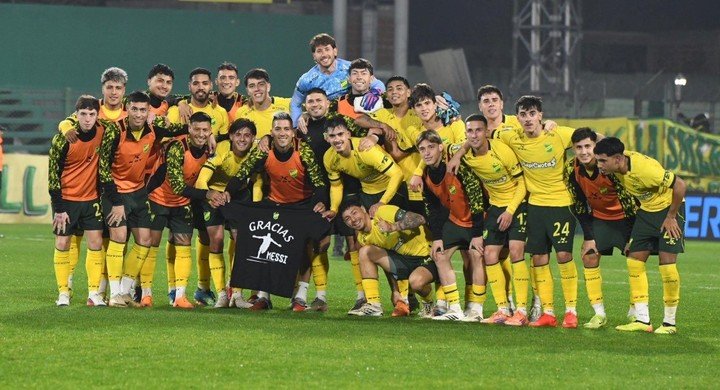 Defensa y Justicia homenajeó a Messi (Prensa Defensa).