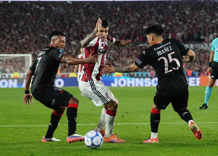 Correa, a pura gambeta ante el Globo. Foto: Marcelo Carroll.