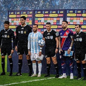 El curioso gesto del árbitro Gariano en el gol de Almada ante Atlético Tucumán