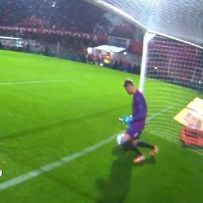 Video: el tremendo blooper del arquero de Estudiantes de Río Cuarto