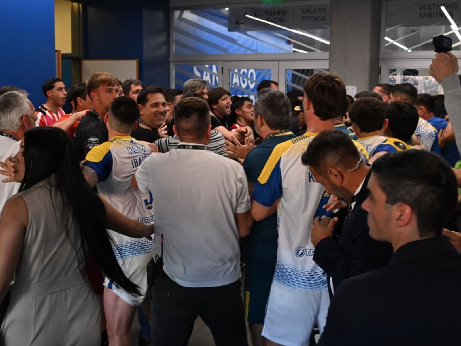 Pasillo violento: la bochornosa batalla entre futbolistas de Estudiantes y Central en Santiago :: Olé