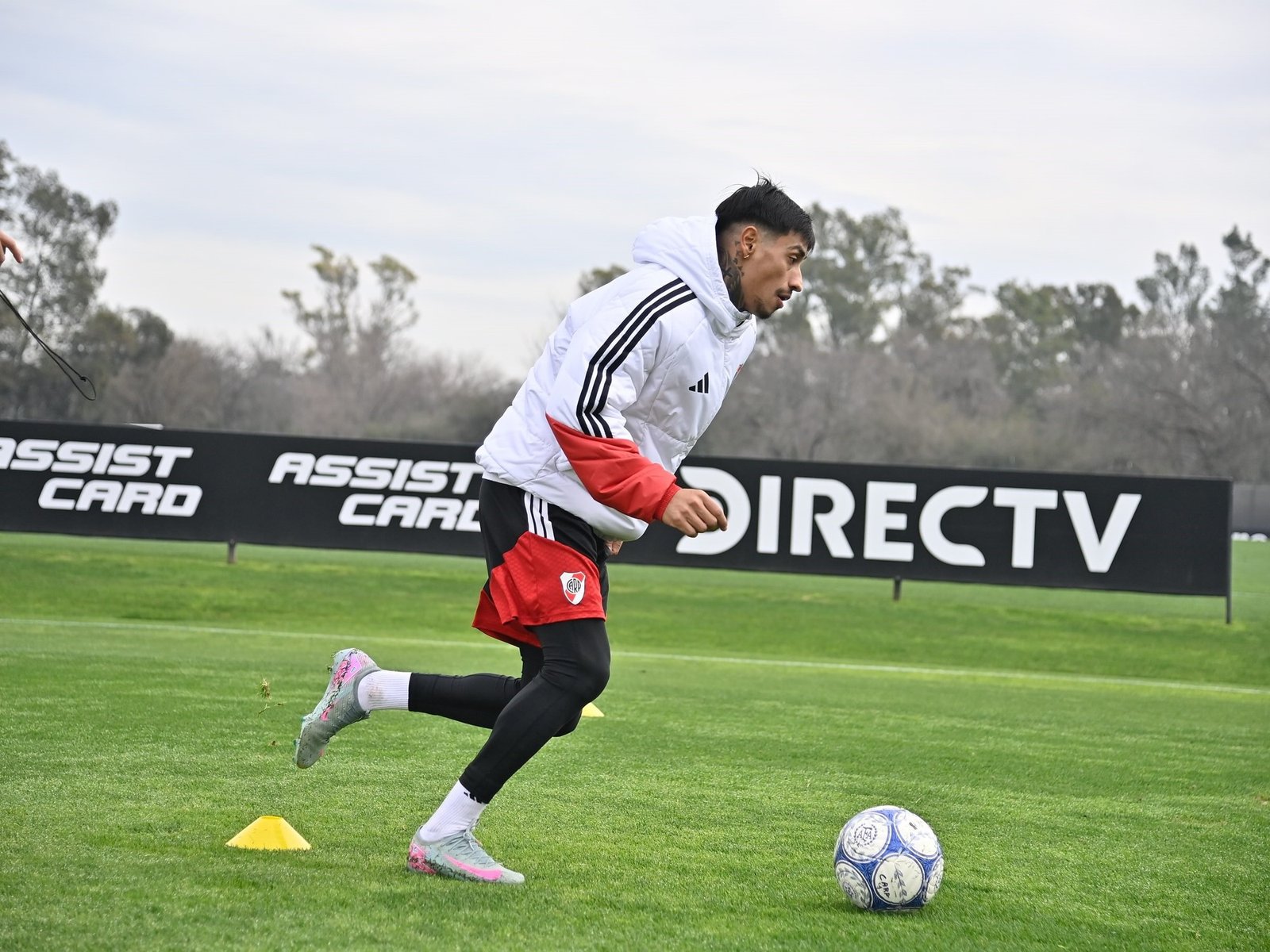 Pelota y sonrisas: las sorpresivas fotos en River Camp que celebra Ponzio :: Olé