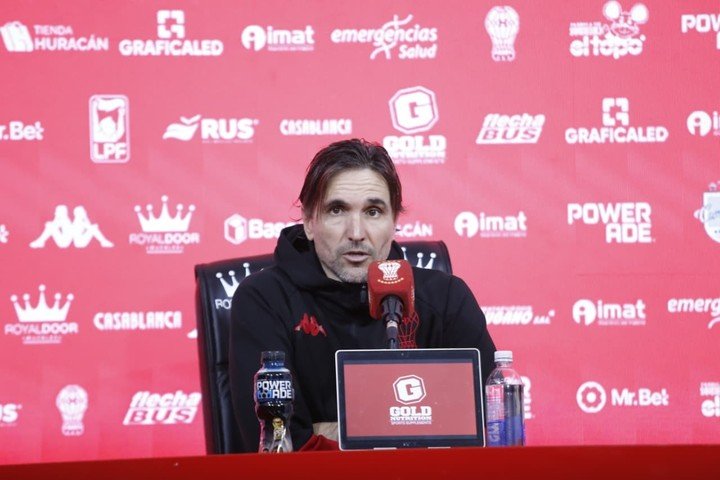 Diego Martínez, en la conferencia post empate ante Estudiantes RC (Sebastián Gueli / Prensa Huracán)