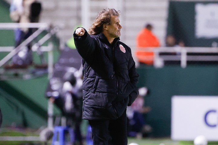 El Gallego, el 16° entrenador en dejar el cargo del fútbol argentino en este 2026 (EFE).