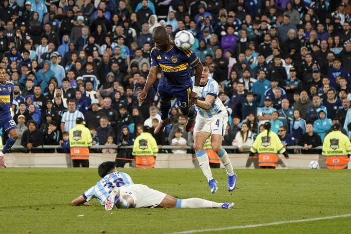 De cabeza, Enner le ganó a todos (Foto: Fernando de la Orden).