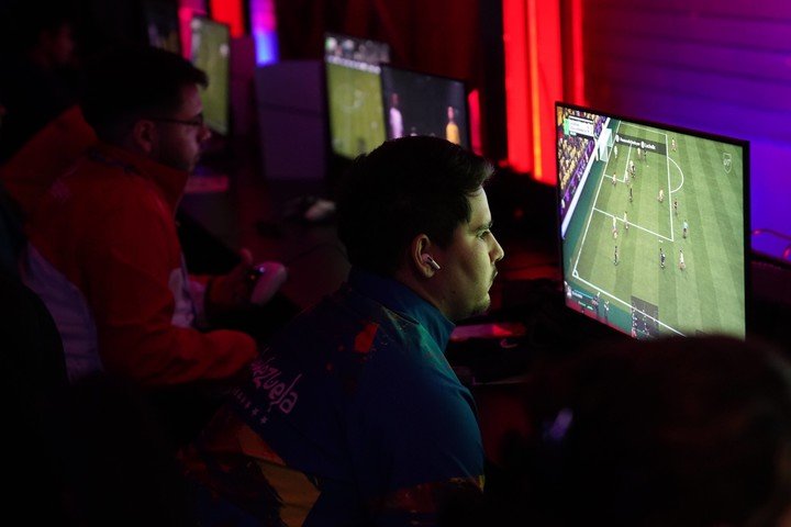En el fútbol virtual hubo gritos de gol de jugadores e hinchada. Foto Juano Tesone / Enviado Especial CLARIN