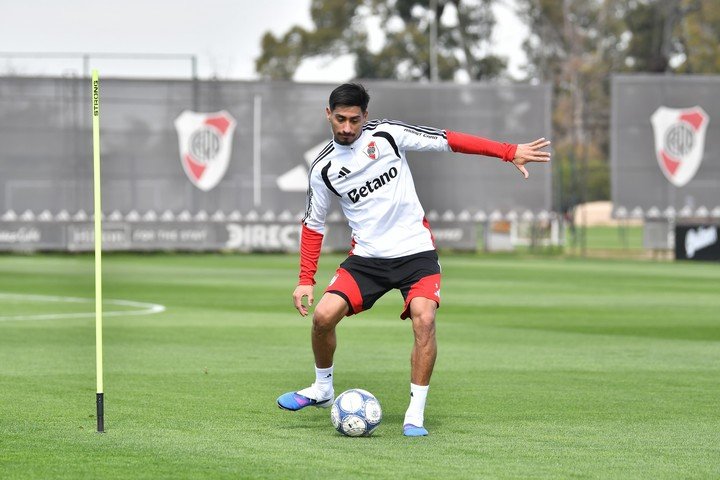 Juan Portillo con la pelota en el Camp. Prensa River.