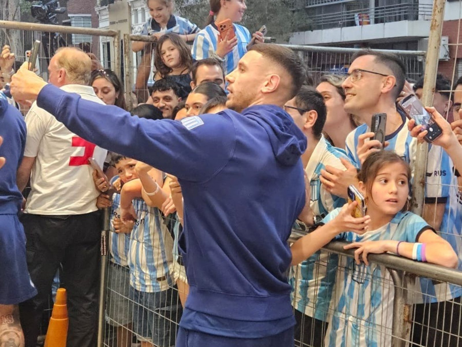 Racing ya está en Rosario: mucha ilusión y buena onda del plantel con los hinchas :: Olé
