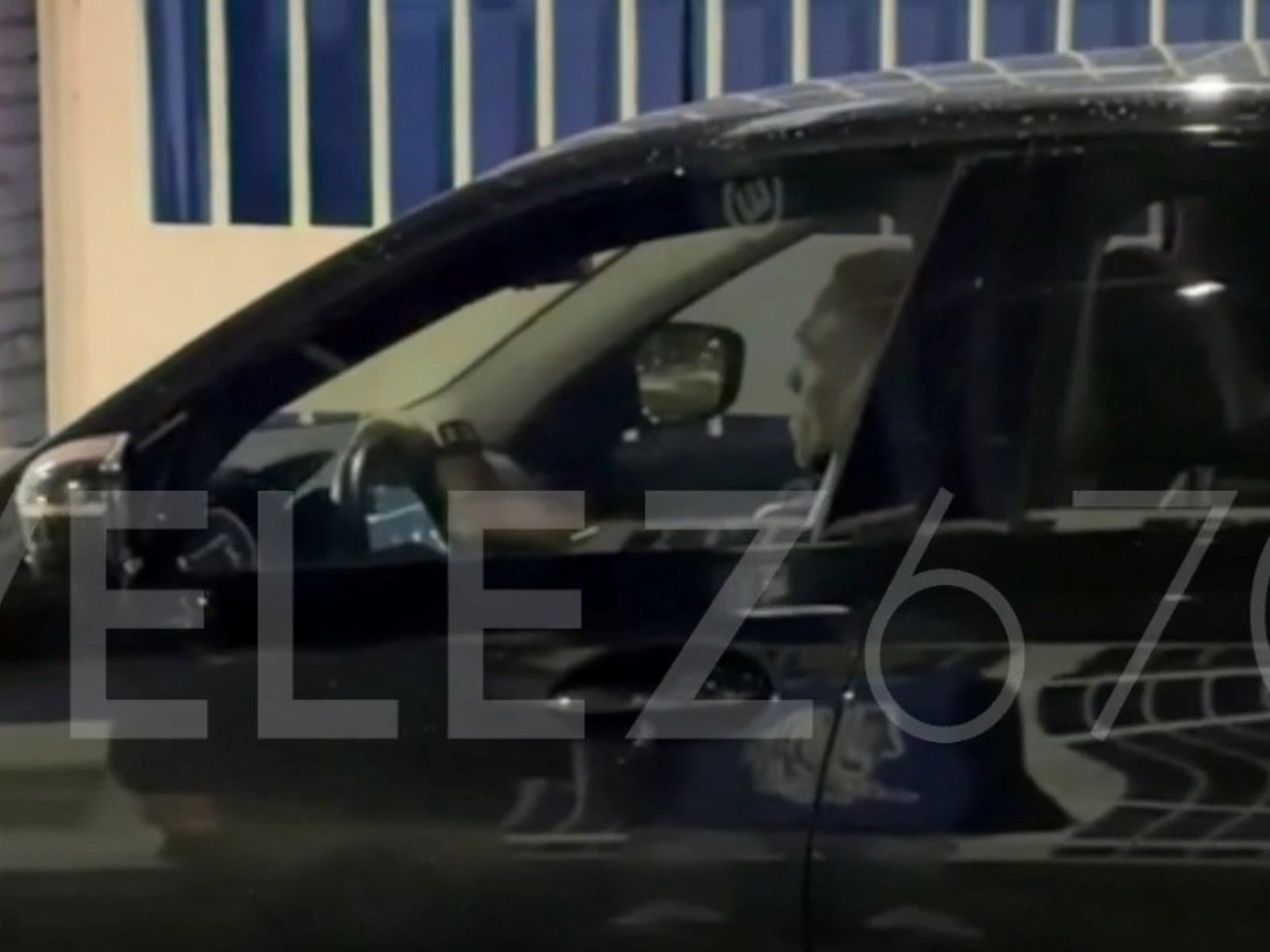 Rebeldía en Vélez ante deudas: los jugadores fueron en autos particulares y sin la ropa del club :: Olé
