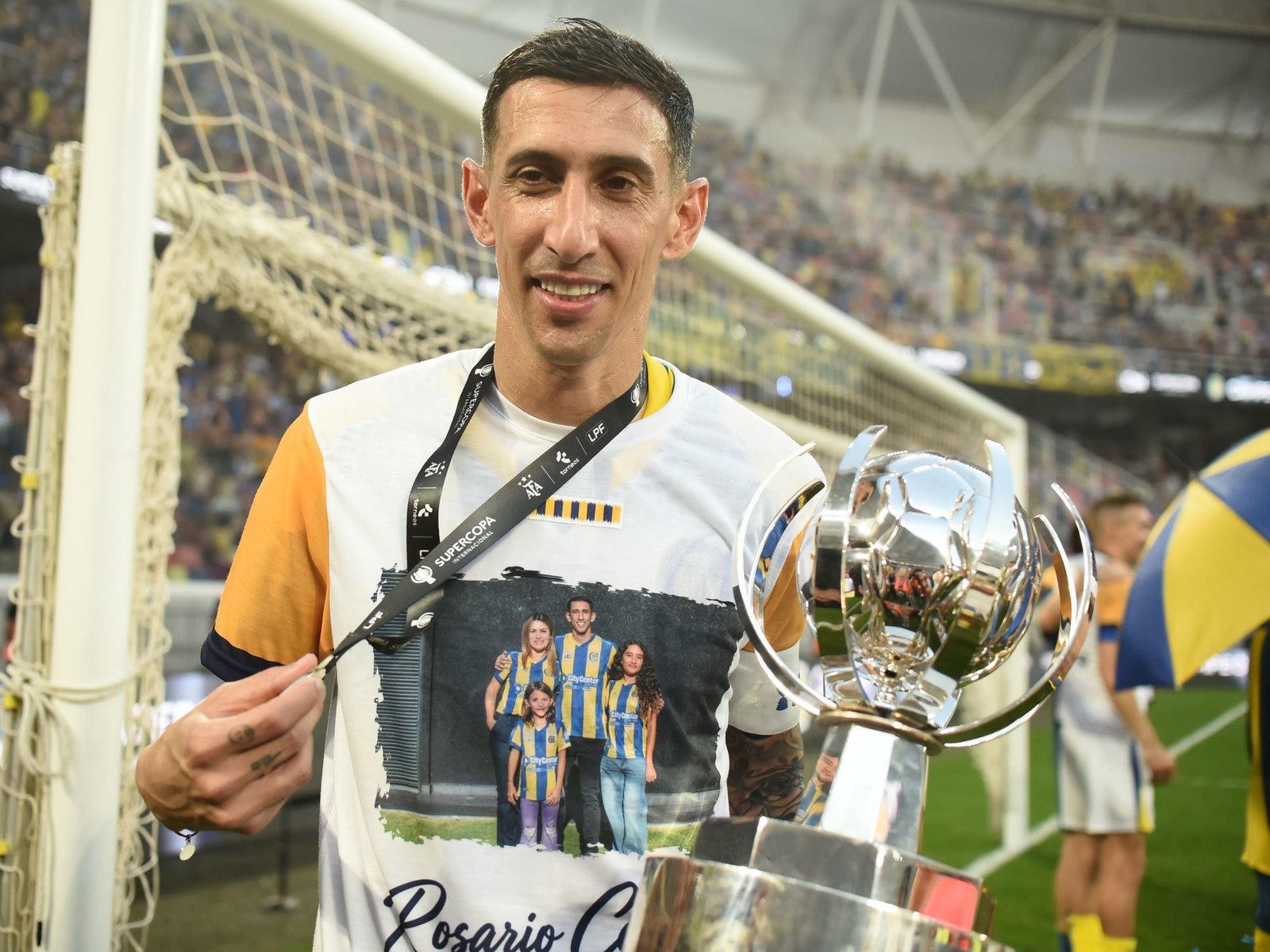 Rompió otra pared: Di María salió campeón con Central y levantó la copa con la gente :: Olé