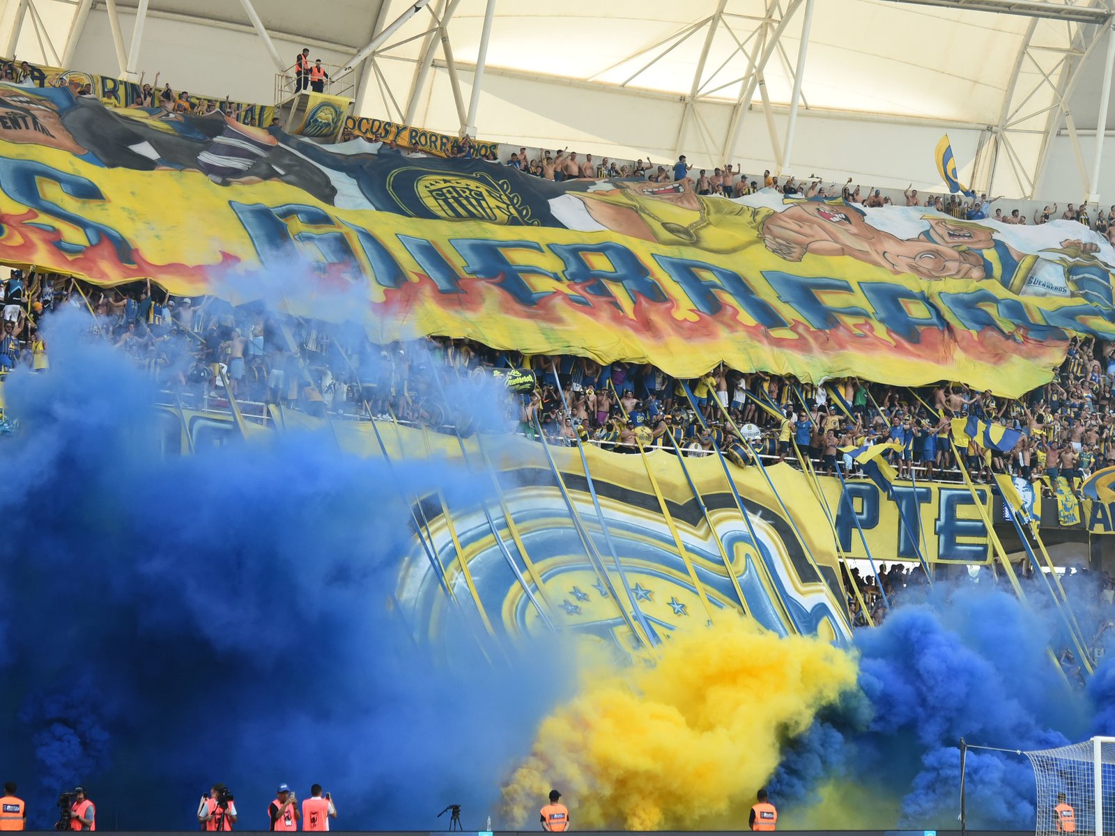 Rosario Central campeón: de la locura total en el Monumento a la Bandera a "el que no salta es un inglés" :: Olé