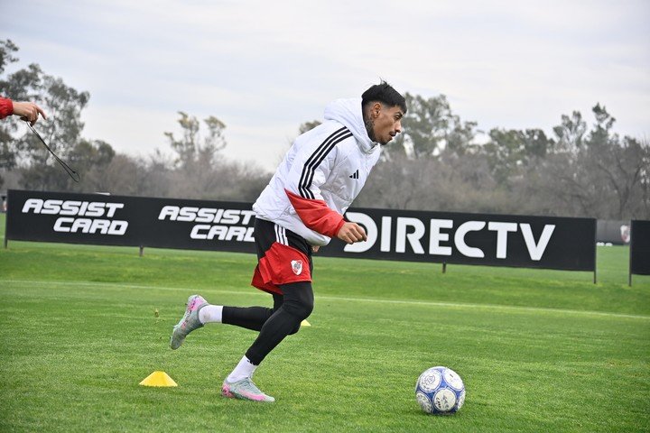 Juan Portillo con la pelota en el Camp. Prensa River.