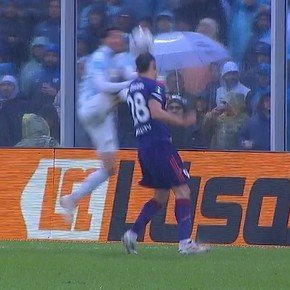 Patadón a Martínez Quarta y expulsión en Atlético Tucumán
