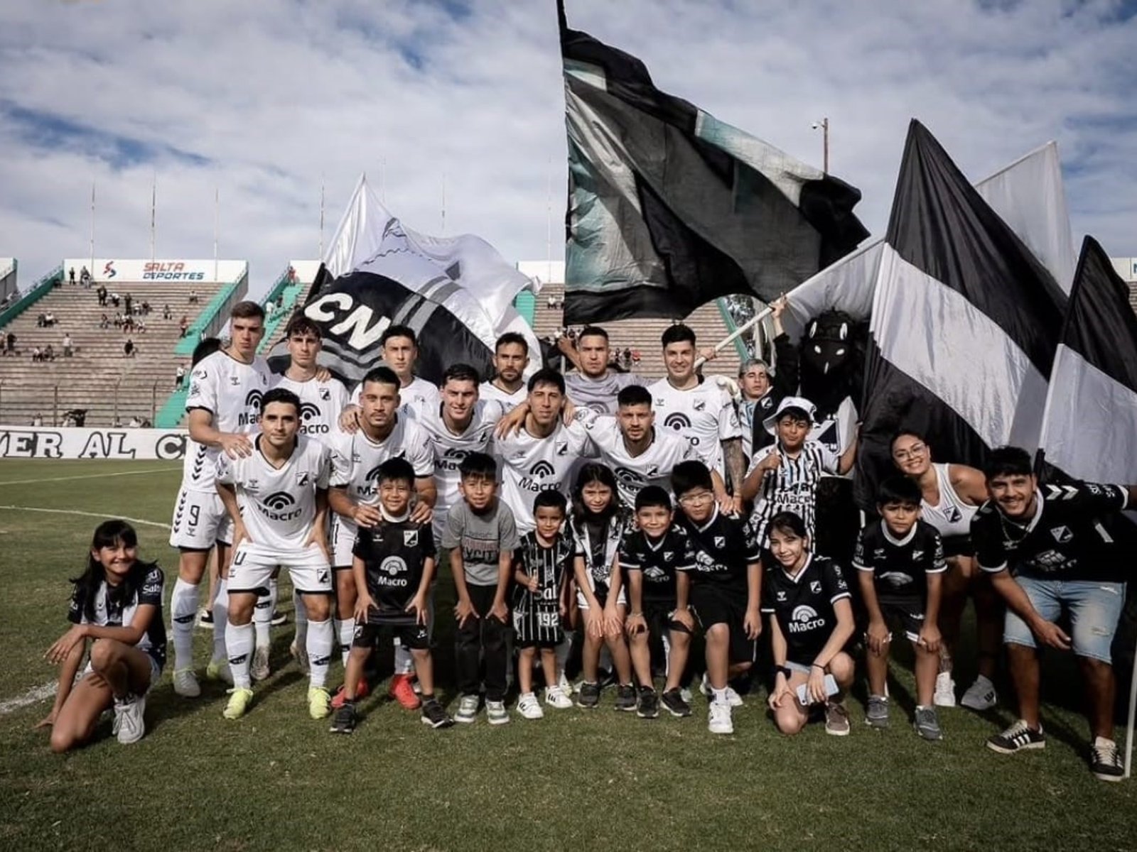 Tensión en Salta: la barra de Central Norte visitó al plantel antes del entrenamiento :: Olé