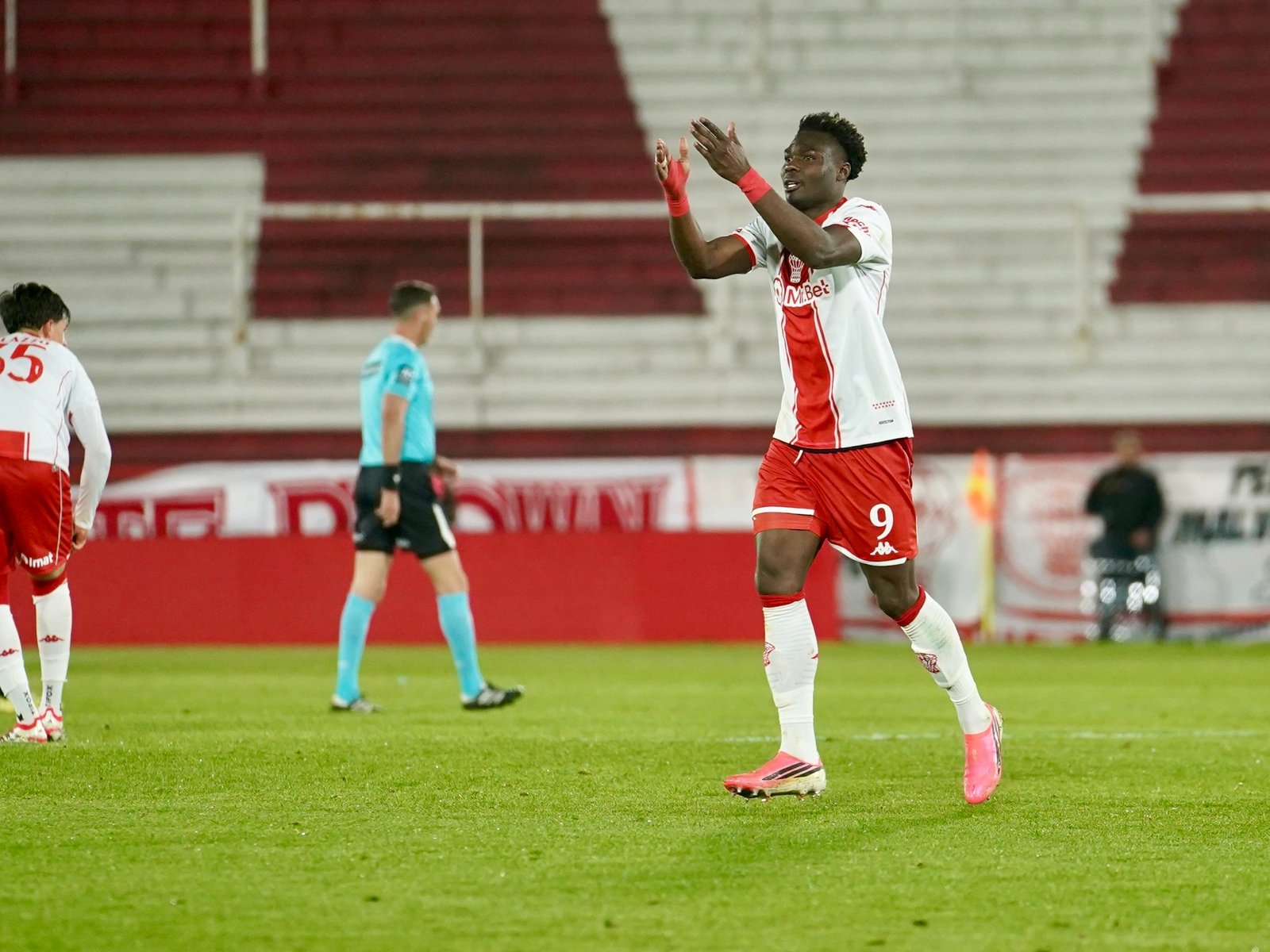Triunfo clave para Huracán: 2 a 1 a Racing y por ahora sigue Vojvoda :: Olé