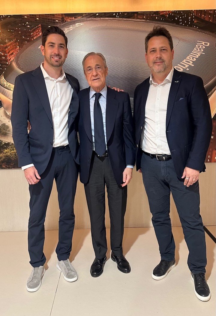 Carlos Abriata, el outsider, junto a Florentino Pérez, presidente del Real Madrid.
