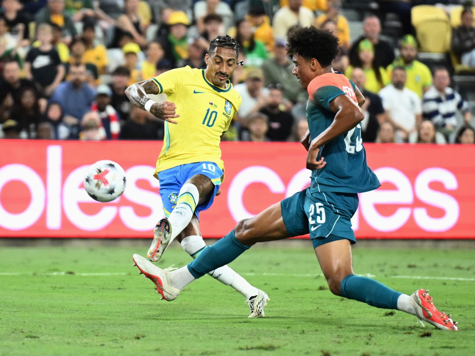 Una floja Brasil padeció con Australia y pudo llevarse un empate sobre la hora :: Olé