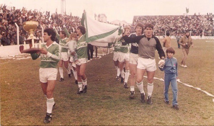 La vuelta olímpica en 1988 de Mandiyú en la cancha de Huracán de Corrientes.