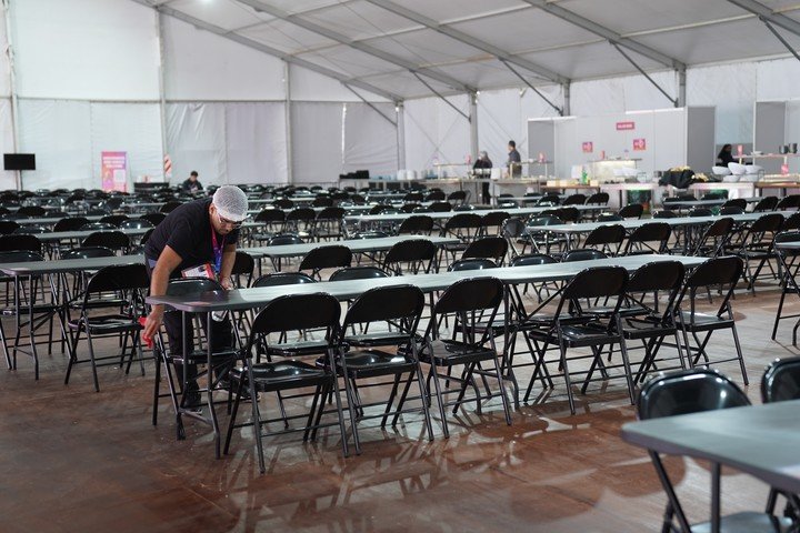 El comedor preparándose para el almuerzo. Foto Juano Tesone / Enviado Especial CLARIN