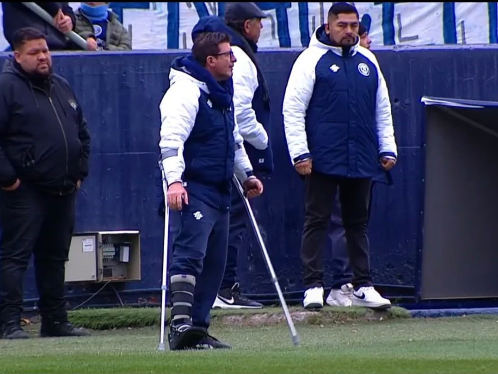 Video: Alfredo Berti dirigió a Independiente Rivadavia ¡en muletas! :: Olé