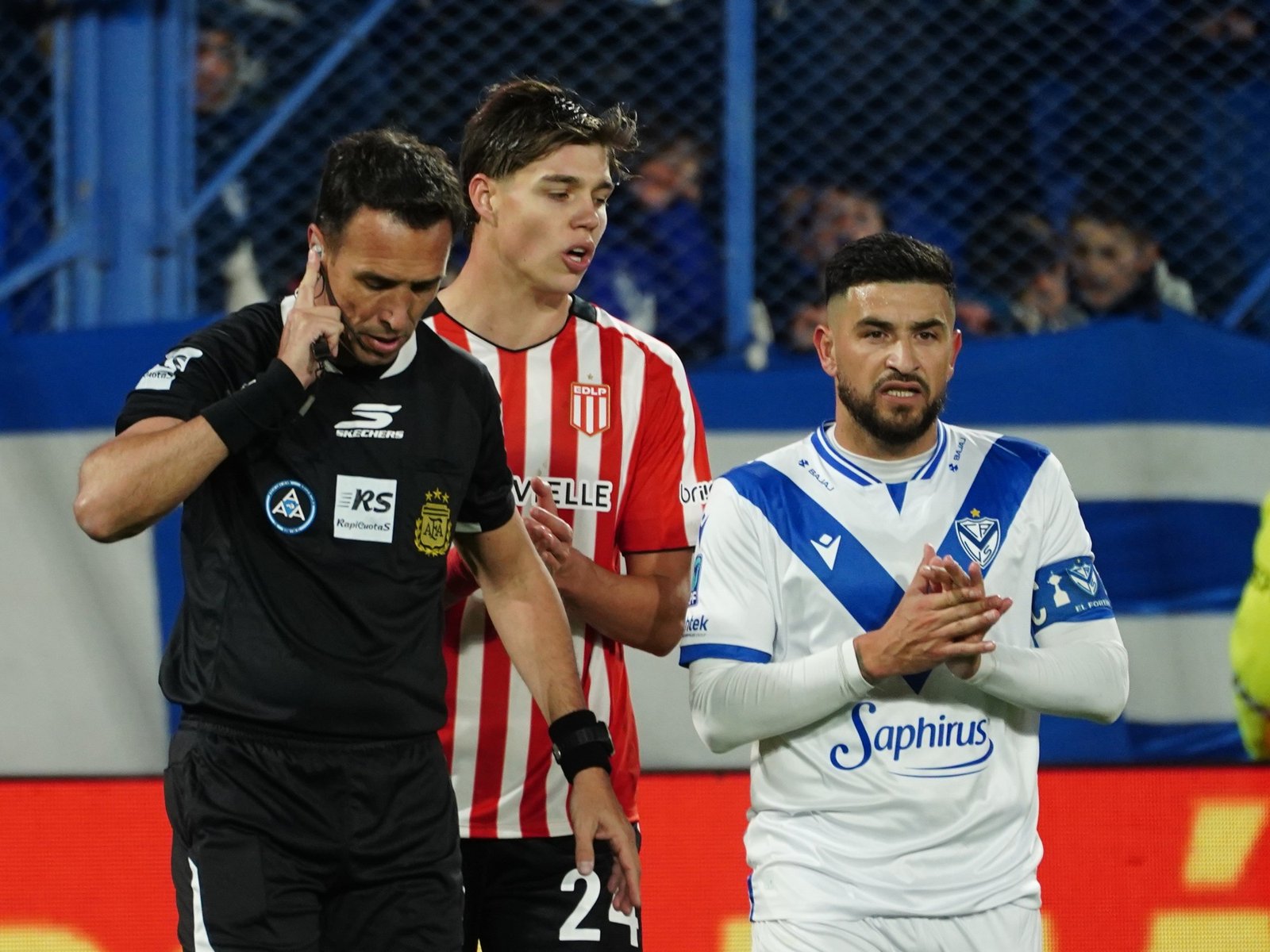Video: Dóvalo cobró un penal inexistente para Vélez y la árbitra Fortunato lo salvó desde el VAR :: Olé