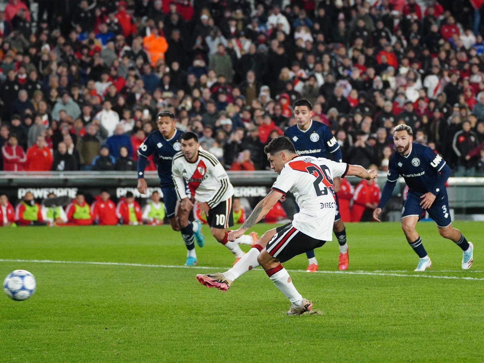 Video: el gol de Montiel de penal ante Independiente Rivadavia :: Olé