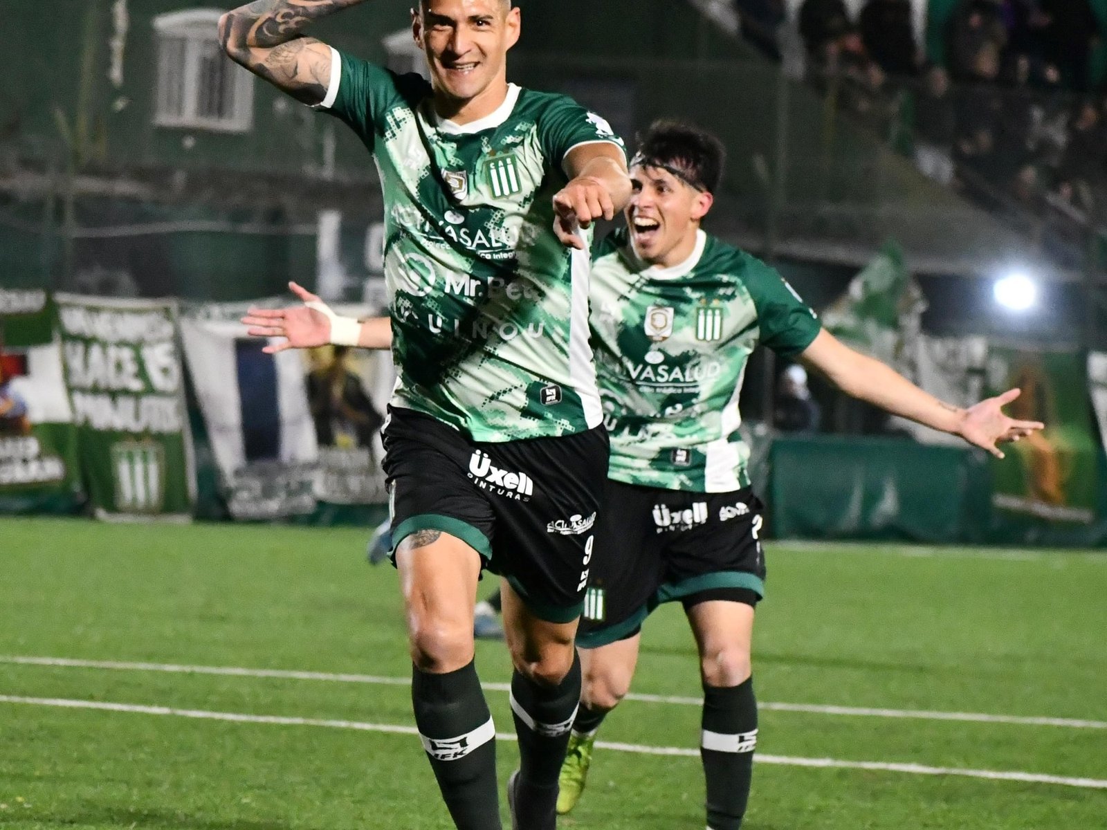 Video: el golazo olímpico de Excursionistas para ser líder de la Primera B :: Olé