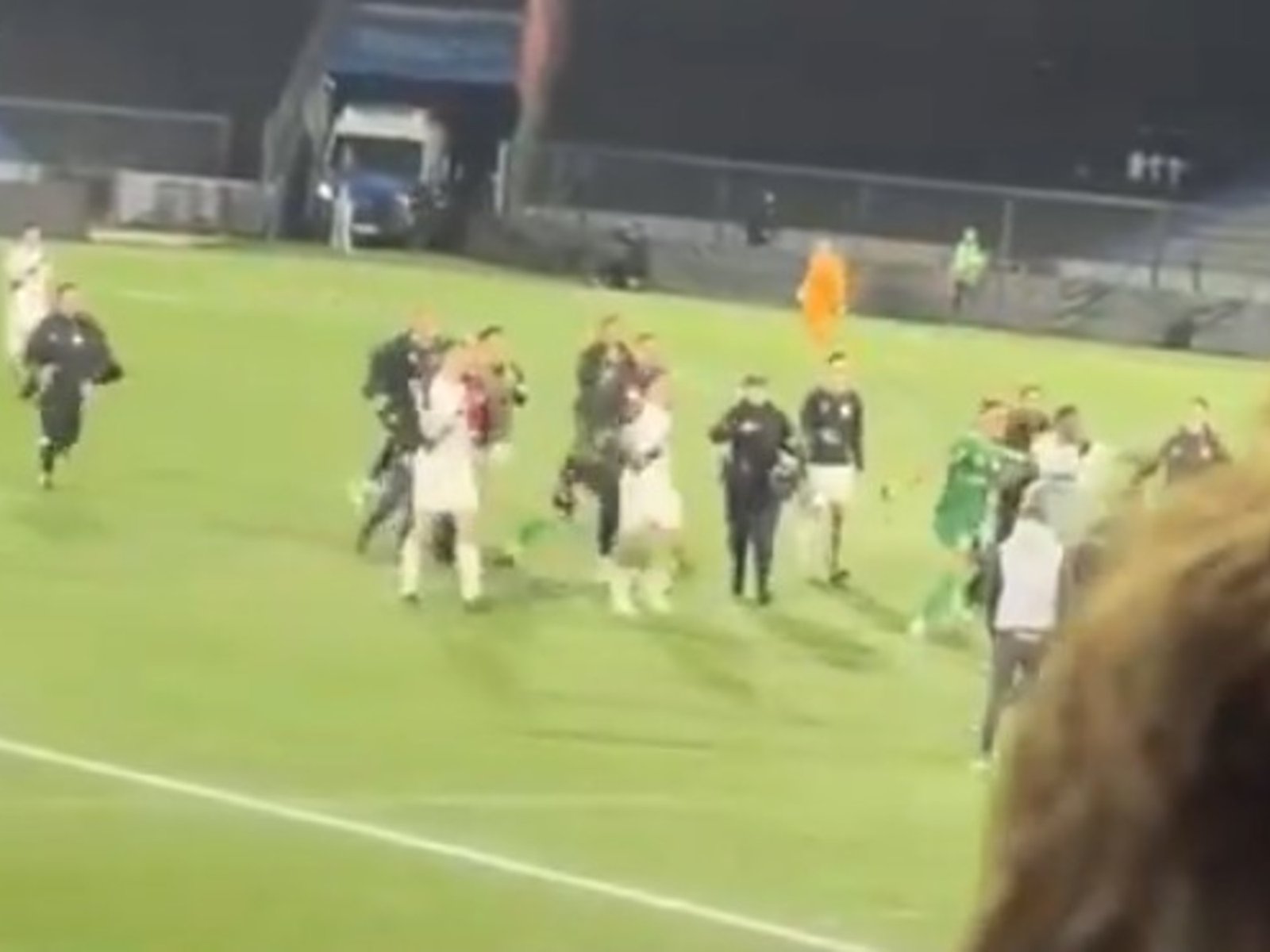 Video: la barra de Danubio entró a fajar a los jugadores :: Olé