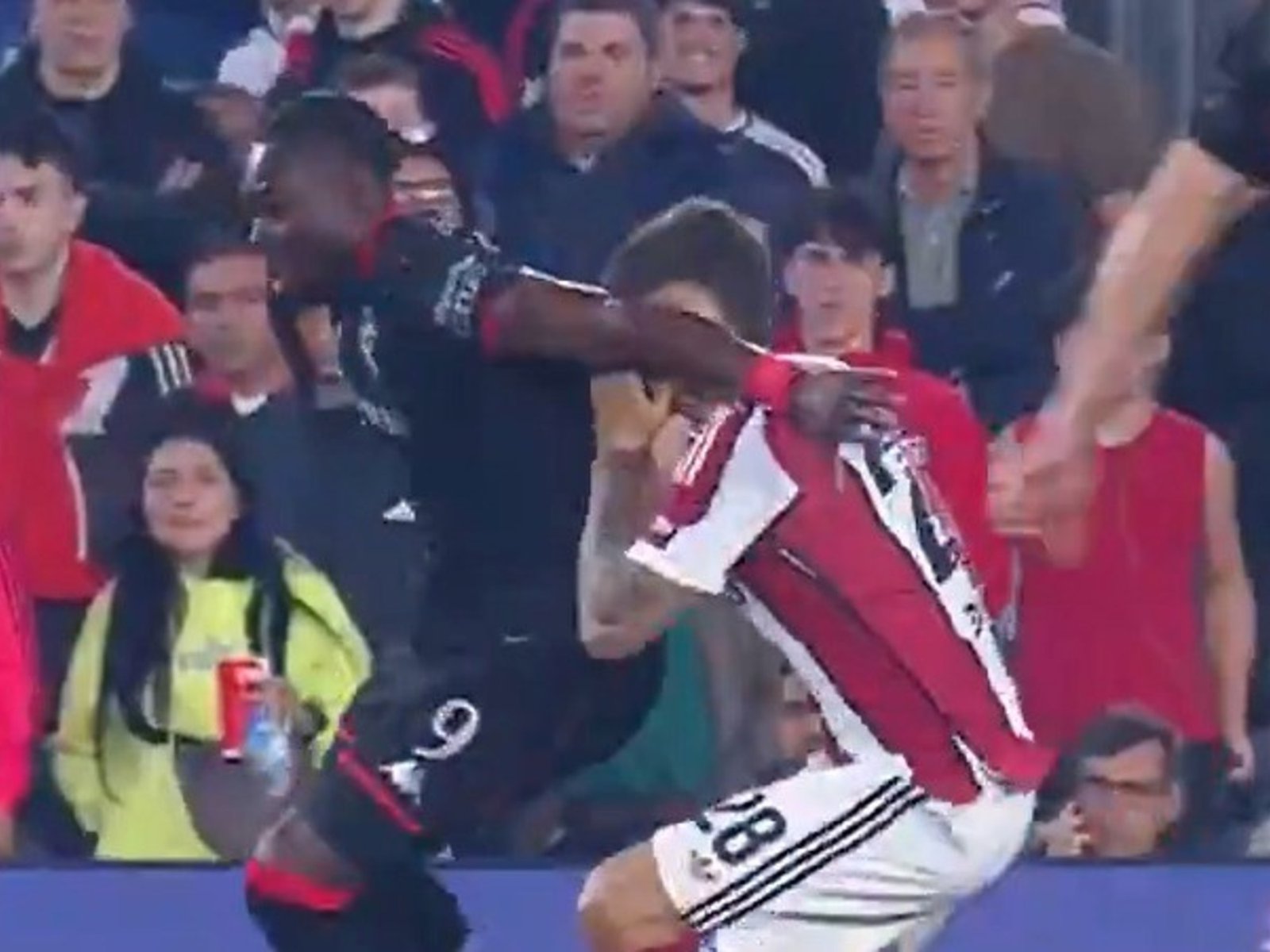 Video: la falta que reclamó River antes del gol de Huracán :: Olé