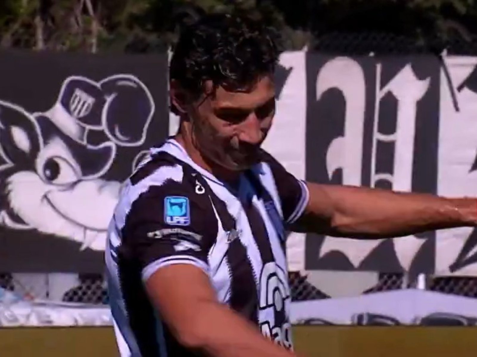 Video: la polémica roja a un jugador de Gimnasia de Mendoza ante Riestra :: Olé